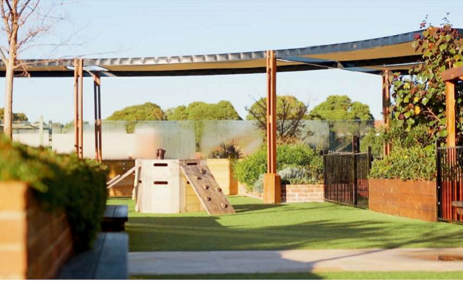 Vista frontale del giardino sul tetto del centro per l'infanzia ToBeMe a Sydney, di Scott e Ryland Architects